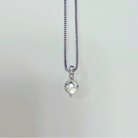 Vintage Style Simple Rhinestone Pendant Necklace - Picture 9 of 10